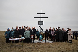Еще один поклонный крест был установлен на месте разрушенного Михаило-Архангельского храма на территории исчезнувшего села Покровки Александровского района
